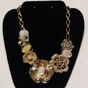 Flower  Necklace( NWOT)